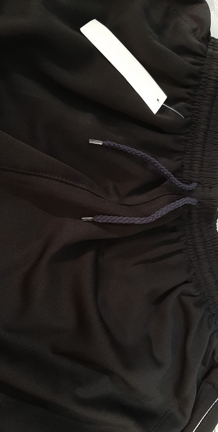 Quần short dày ok , đường may được may kĩ sắc nét , đường chỉ may rất chắc chắn , chất quần short đúng như mô tả , túi có dây kéo đựng được tiền ok yên tâm , mua hàng online mà chất và giá như vậy thì không có gì phải phàn nàn nữa , giao nhận nhanh áo đẹp tiki có lẽ là sàn giao hàng nhanh nhất hiện nay ! Thank you shop