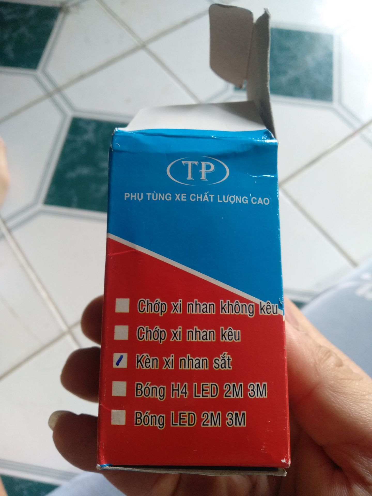 Đóng hộp đẹp, hàng không giống hình lắm, 4 chân sắt giữ cái nắp ko sát như hình. Về gắn vào kêu to, rõ *** ok hết. Đi xe để xinhan chờ qua đường đang kêu thì tịt. Về sờ thì nóng ran. chắc die rồi, mà giá trị ít lười đổi trả quá.