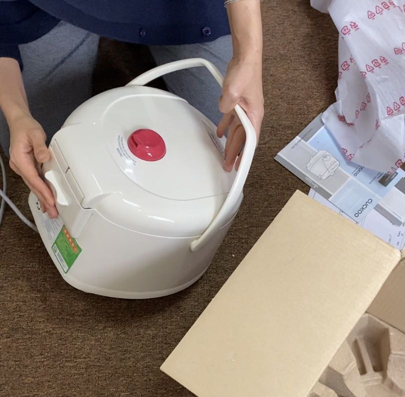 Phần nhựa bên ngoài nhìn ko được chắc chắn, dây điện liền ko tháo ra được rất rườm rà, lại ko có cái hứng nước khi mở lắp, ruột nồi cơm thì mỏng và nhẹ, ko ưng cho lắm.