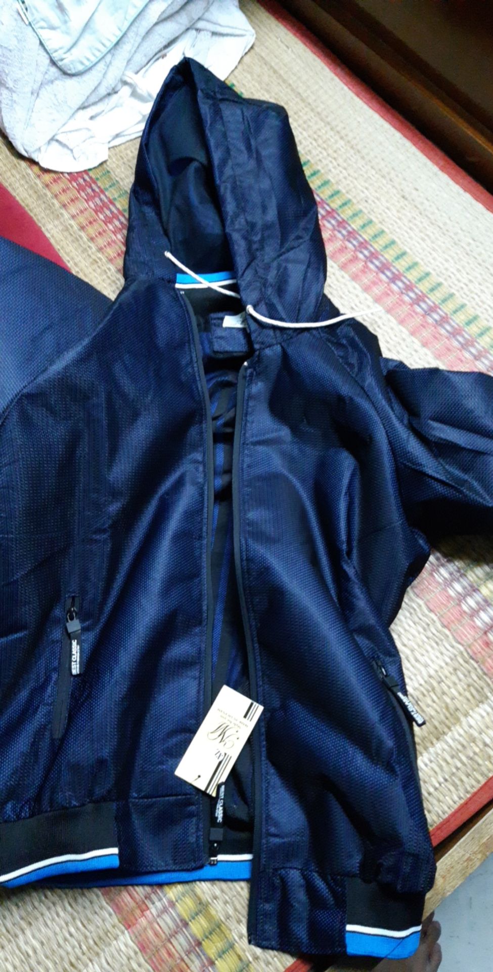 áo thực tế giống như hình. trước mắt hài lòng. để mặc từ từ xem sao...