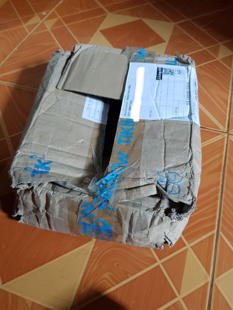 THẤT VỌNG TRÀN TRỀ VỀ TIKI

📅 Sau hơn 2 tháng 10 ngày, với hơn 3 thư complaint thấm đẫm sự phẫn nộ, thay vì nhận được những cuốn sách hoàn chỉnh thì mình nhận được cuộc gọi “Hoàn tiền cho quý khách”.

Đặt hàng từ ngày 8/8, sau 14n ngày chờ đợi (n là số lần TIKI xin quý khách đợi thêm) thì ngày 04/10 mình nhận được thùng hàng như bị PET gặm với 3 cuốn sách không muốn nhìn lần nữa. "OK, I'm feeling just fine, fine, fine...". Tiếp tục hành trình viết *** complain thì mình nhận được phản hồi đổi hàng, nhưng đời không như là mơ, sau tất cả 19/10 TIKI lại tạt 1 gáo nước lạnh vào mặt KH khi liên hệ báo sách hết hàng và hoàn tiền. Cạn lời! Tốc độ xử lý đơn hàng của TIKI quá đỉnh…

70 ngày – gấp 1.5 thời gian gửi hàng sea đi Mũy. Mình đã quá phí phạm thời gian cho TIKI!

“NẾU KHÔNG GIAO ĐƯỢC HÀNG XIN ĐỪNG NHẬN ĐƠN. NẾU KHÔNG GIAO ĐƯỢC HÀNG ĐÚNG HẠN XIN ĐỪNG QUẢNG CÁO GIAO HÀNG SIÊU NHANH.

#SayGB