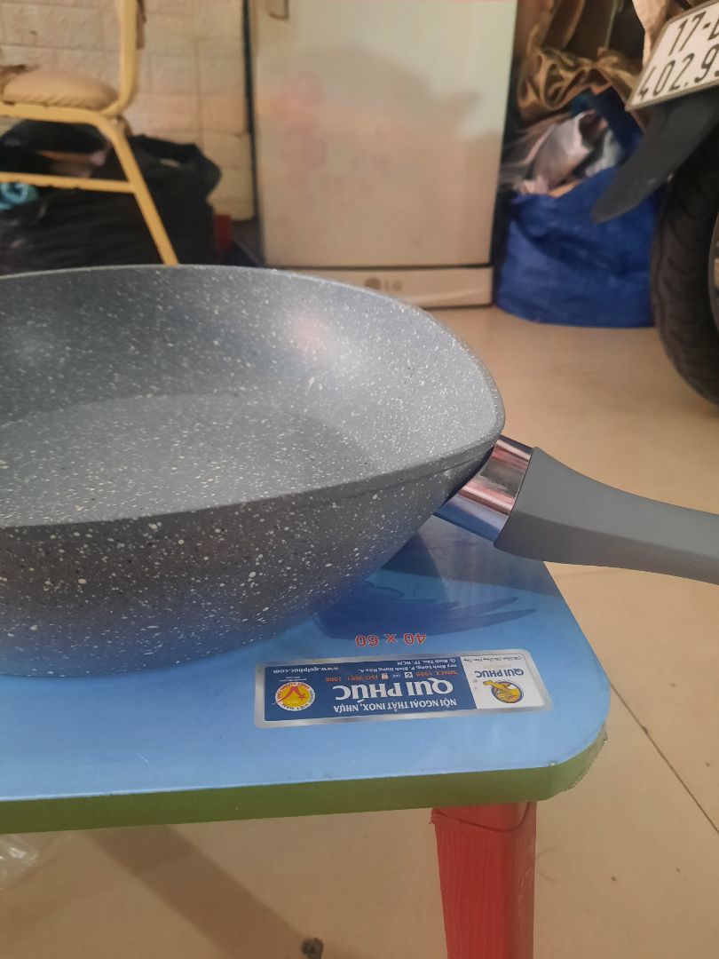 chảo gửi như này k biết dùng sao. tiki nói qua đổi hàng mà mãi chưa thấy ghé. nào ghé lấy đôit hàng mình sẽ đánhbgias lại. chảo mỏng . k như mấy đánh giá kia đâu ah.