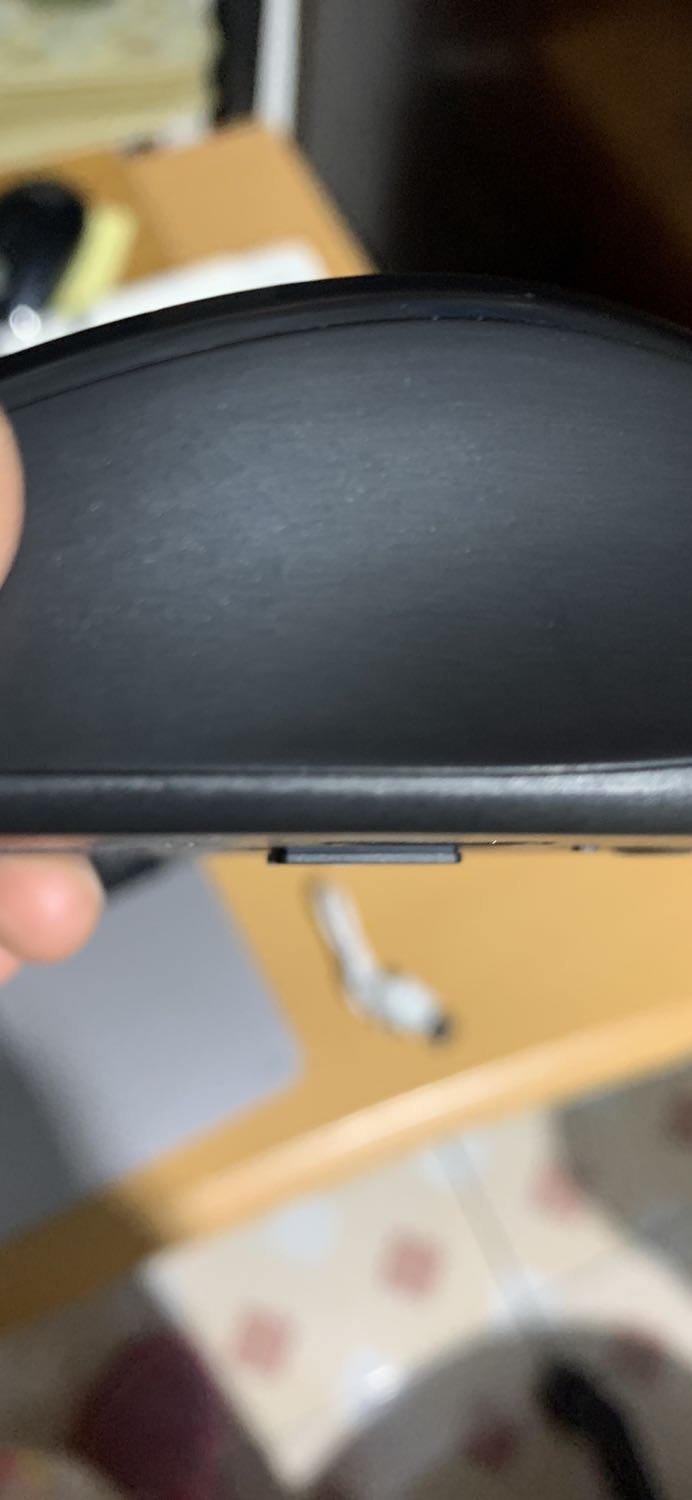 Tikinow giao hàng đúng 2h, nếu sử dụng bluetooth thì đầu nối USB ở dưới chuột cấn khi di chuột và phải bỏ riêng ra, dễ gây thất lạc. Sản phẩm ko có hướng dẫn sử dụng đi kèm nên hơi lúng túng khi kết nối bạn đầu nhưng ko sao. Cầm vừa, chắc tay