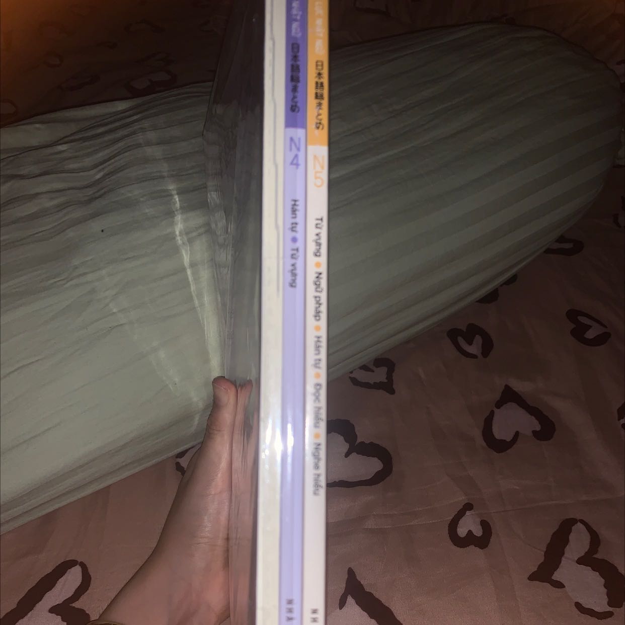 Sách cực xịn luôn á mng ui. Ship nhanh cực kì, còn được tặng cây bút mày hồng xinh xắn đáng iu cực kì. Giấy xịn lắm ạ. Chữ in rõ ràng mực đều màu rõ nét-không gì để chê.10đ ko nói nhiều