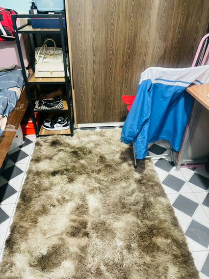 thảm mềm và rất mịn, không bị bụi hay dơ, thảm mỏng nên ngồi k sợ bị nóng. màu thảm đẹp như hình. mình rất thích cách shop trả lời tin nhắn khách siêu nhanh và nhiệt tình