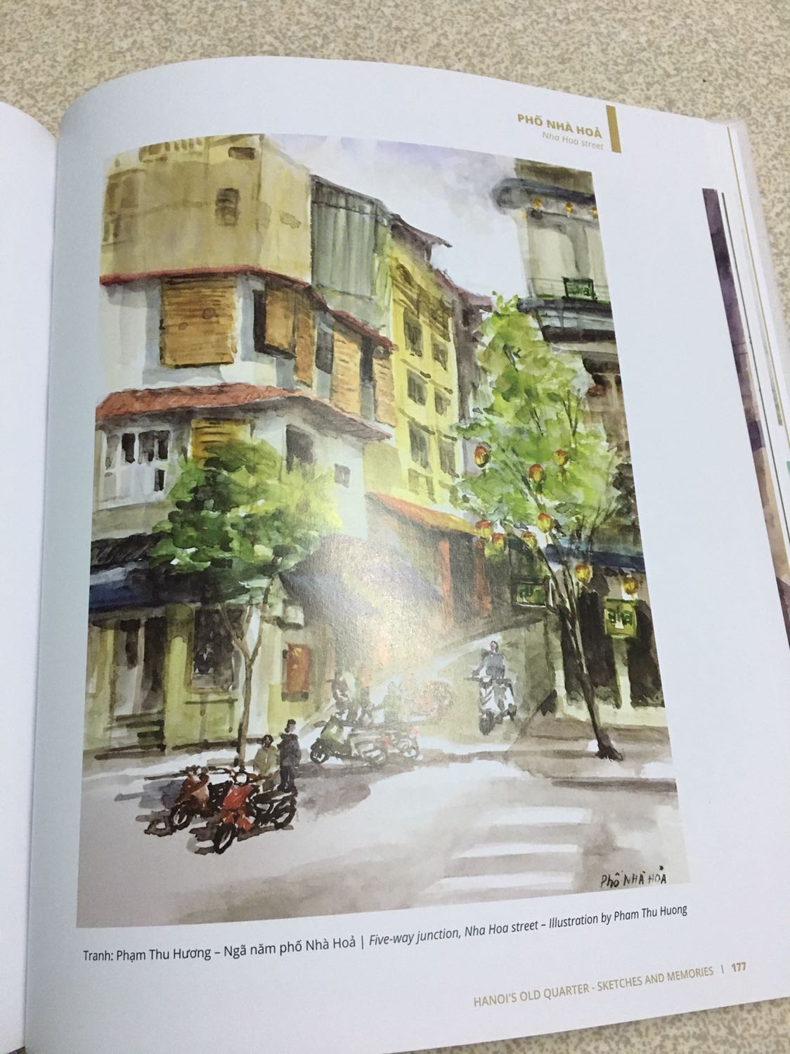 Đúng như tên, ngoài những bài viết về phố cổ cuốn, sách còn rất nhiều kí hoạ màu, đen trắng từ các tác giả chuyên lẫn không chuyên. Qua mỗi bài viết, kí hoạ chúng ta không chỉ hiểu hơn về phố cổ, về Hà NỘi... mà còn giúp chúng ta gắn bó và thêm yêu thành phố. Một cuốn sách đẹp, giá trị dành cho những người đang sống, làm việc hoặc  lỡ phải lòng thành phố nghìn năm văm hiến này.
Sách có phần song ngữ khá hay, phù hợp dành cho người nước ngoài muốn hiểu/học tiếng Việt. Còn với một người Việt thì không cần lắm :)))

Nói chung mình hài lòng. Tiki giao hàng cũng khá nhanh!