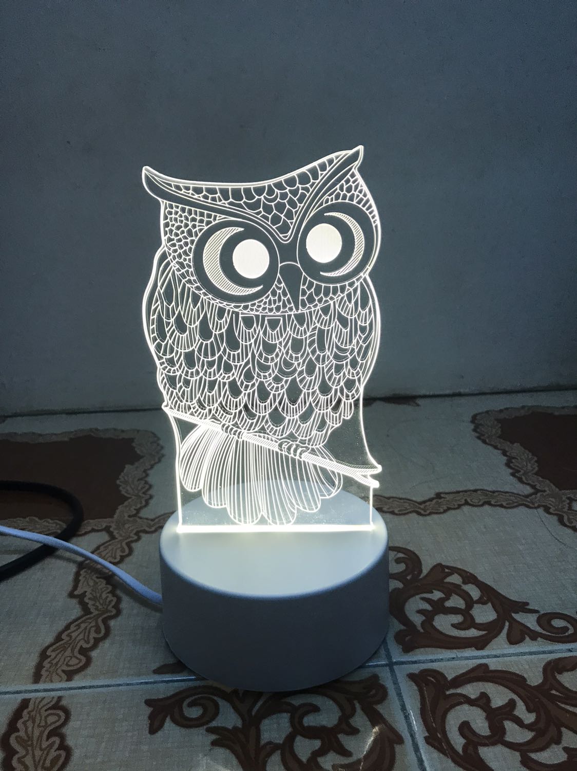 Đèn đẹp như hình, giao hàng nhanh. Các bạn nhớ lột miếng giấy dán trên kính ra trước khi dùng nhé. 
Hơi tiếc là ko có tờ hướng dẫn sử dụng, thông số kỹ thuật, thông tin dòng điện sử dụng… đính kèm.
Nhưng nói chung thì mình cũng khá hài lòng đó, gửi shop 5 sao.