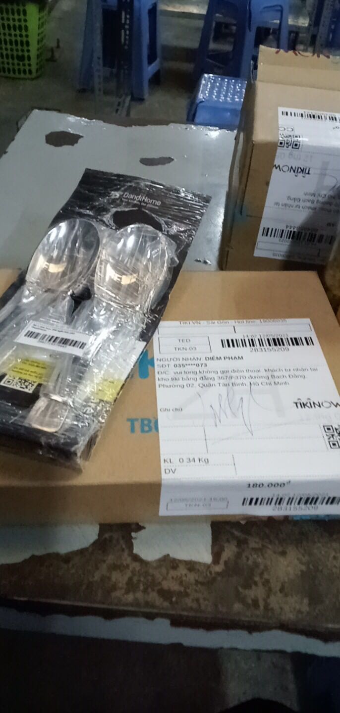 - Thứ nhất: mẫu mã rất đẹp, sáng và sáng trọng. Thìa inox dày, miệng thìa được làm bầu giúp hạn chế đau vành môi. Không mùi. Cầm rất nặng và chắc tay. 
- thứ hai: giá cả khá ổn. Hàng tốt thì giá này tương đối ổn. Phù hợp với những người mua hàng nghiêng về chất lượng, dùng lâu dài. 
- thứ ba: giao hàng siêu nhanh. Sau 1h đã nhận được hàng. Đóng gói thì khỏi bàn. Tikinow đóng gói siêu đẹp. 
- thứ tư: nhân viên Tiki giao hàng vui vẻ, nhiệt tình. Nếu nhân viên giao hàng đứng đợi bạn nhận hàng khá lâu dưới trời nắng, hãy xin lỗi và đưa thêm tiền bo.
Sp chất lượng giúp bạn có cuộc sống thoải mái hơn. Không gian nhà ở ít đồ đạc. Và hạn chế việc bạn chị tiêu khá nhiều tiền trong việc mua đồ