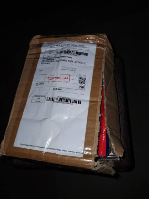 Chào shop,
   Mình nhận hàng với tình trạng bao bì carton bị rách, gói hàng bên trong sau khi kiểm tra thì vẫn ok. Nhưng shop nên complain bên giao hàng vì thấy shop có ghi chú "XIn nhẹ tay" nhưng vẫn bị rách bao bì. 
  Nhân tiện shop cho hỏi xem hạn sử dụng ở chỗ nào vậy, mình có dùng app tra tiếng Nhật nhưng không thấy chỗ nào ghi ngày sản xuất hay hạn sử dụng cả. Có 2 chô có thông tin ngày tháng thì 1 cái có số 2015, 1 cái có số 2018, không biết có phải ngày sản xuất hay hạn sử dụng không.
Cảm ơn!