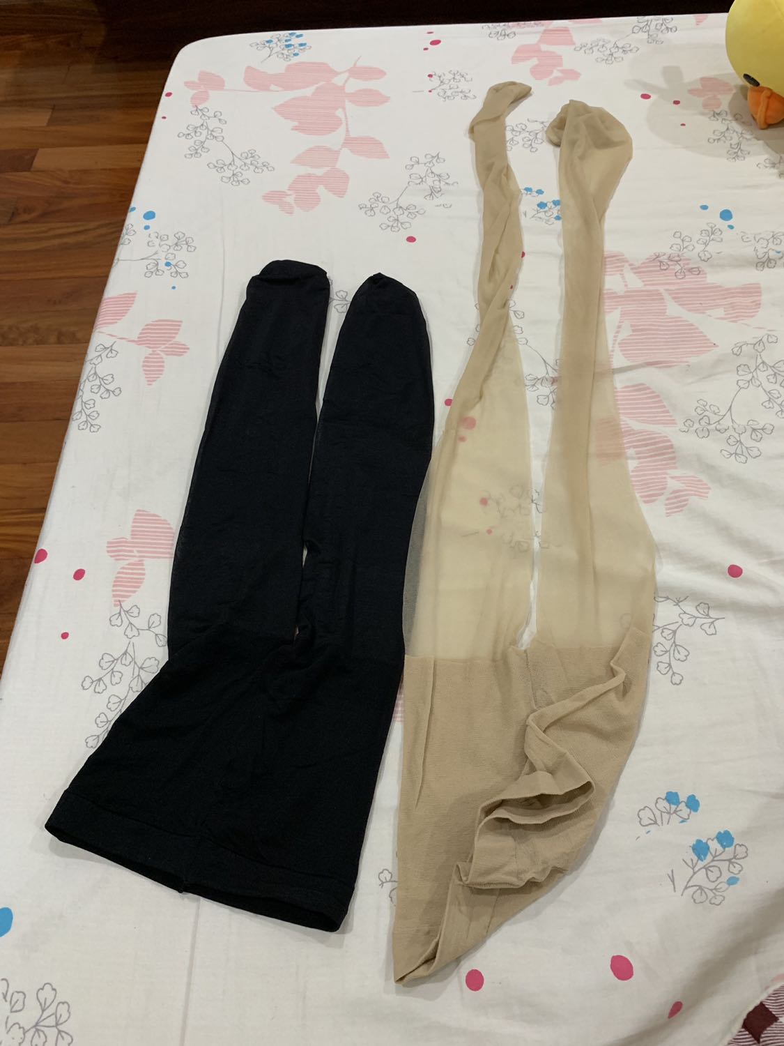 mua hàng combo hình chụp tất vớ người lớn nhưng giao 1 cái người lớn còn cái còn lại cho tre em hả shop! làm ăn cẩu thả quá