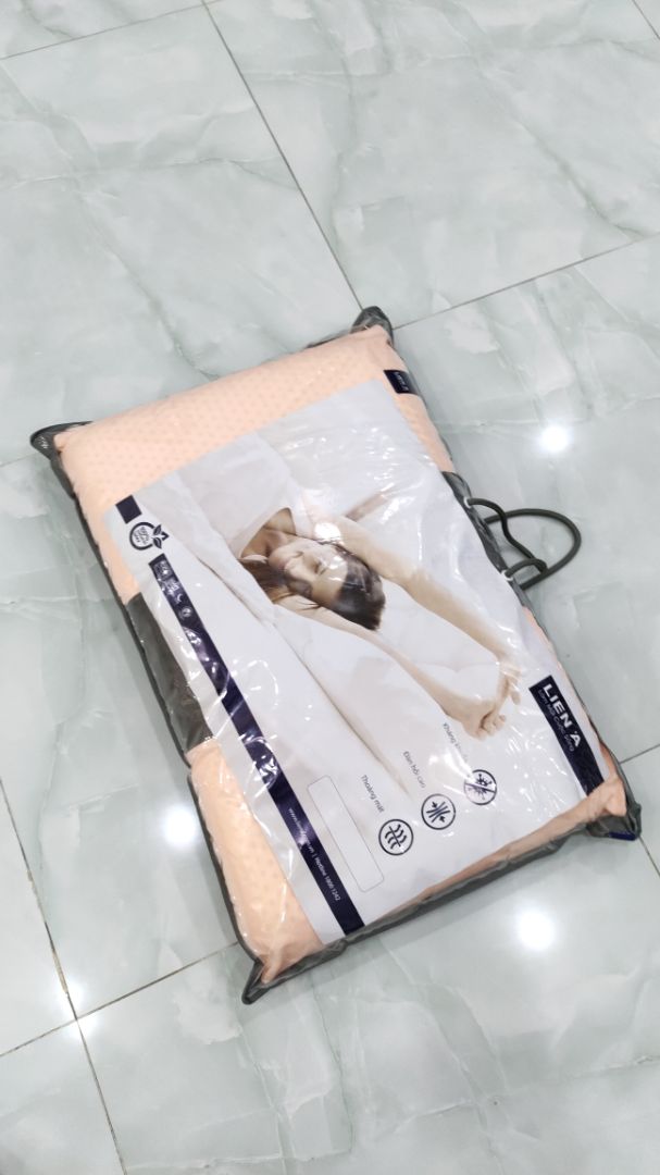 Hàng chất lượng, k bị mùi cao su, êm ái. Gối hơi dày, nên nằm bị cao đầu.