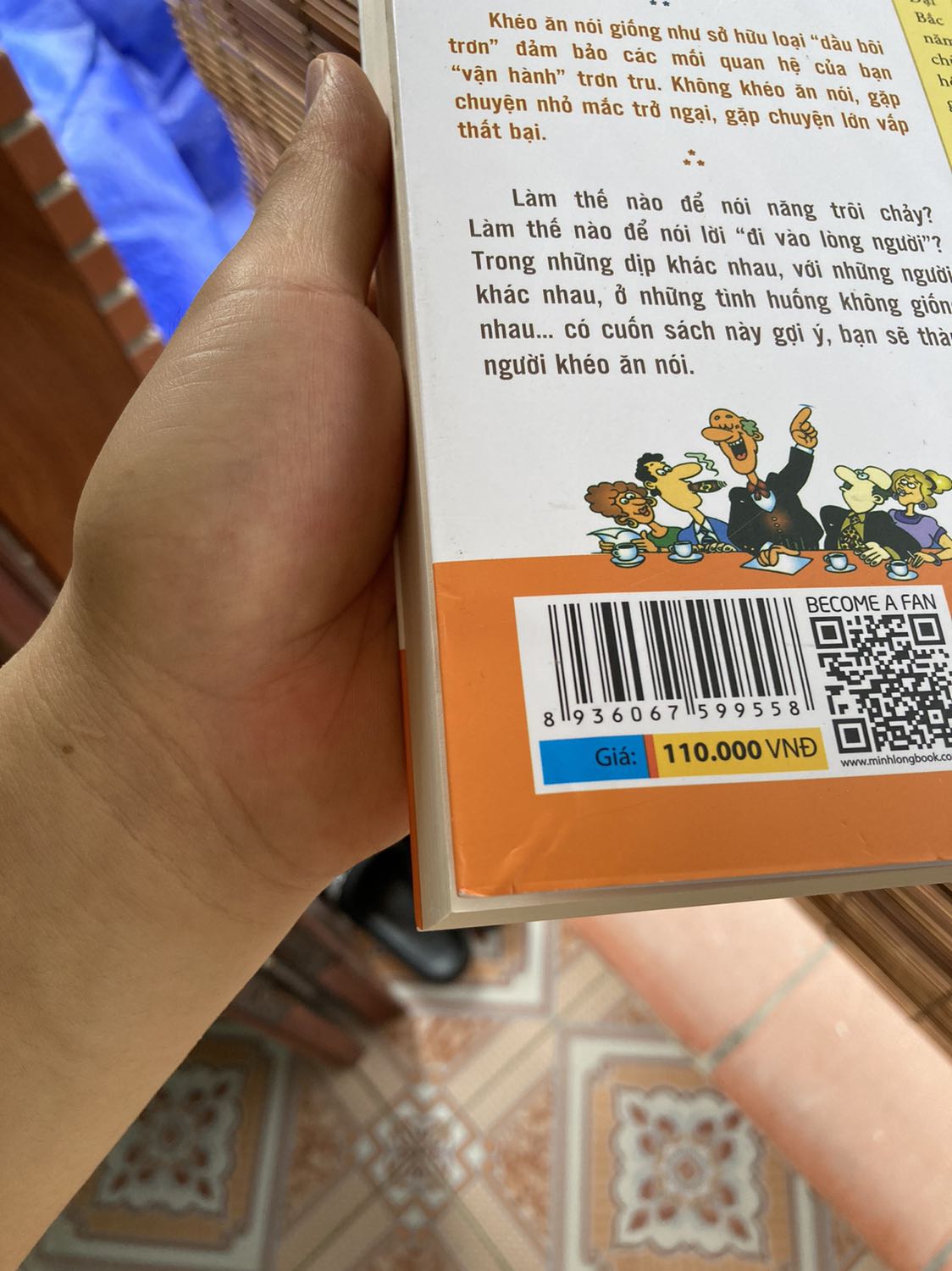 Sách dày dặn , cầm nặng tay. Tuy nhiên hộp đựng sách bên ngoài móp méo được dán băng dính sơ sài. Có hiện tượng ném vứt , sách có vết bẩn nhẹ và khi bỏ sách từ trong nilon ra. Có cảm giác vẫn hơi sạn của bụi.