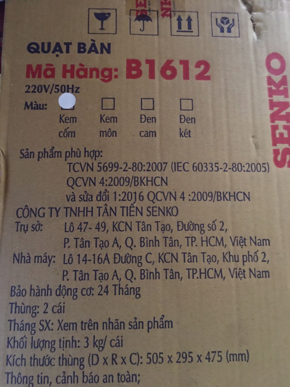 Quạt lần này mình mua nguyên thùng của Senko, màu sắc ngẫu nhiên nhưng đúng ý mình thích ạ. Kem cốm hay kem môn đều đẹp  hết.
