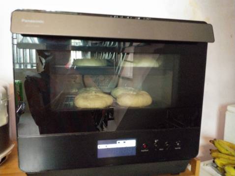 Gần 2 tháng mới nhận được hàng! Nhưng lò về cũng đc an ủi chút!
Lò đẹp, nhỏ gọn! Mình đã thử chức năng ủ sữa chua, nướng bánh, hấp. Khá là hài lòng. Hơi khó vệ sinh khi dầu mỡ văng trong lò!