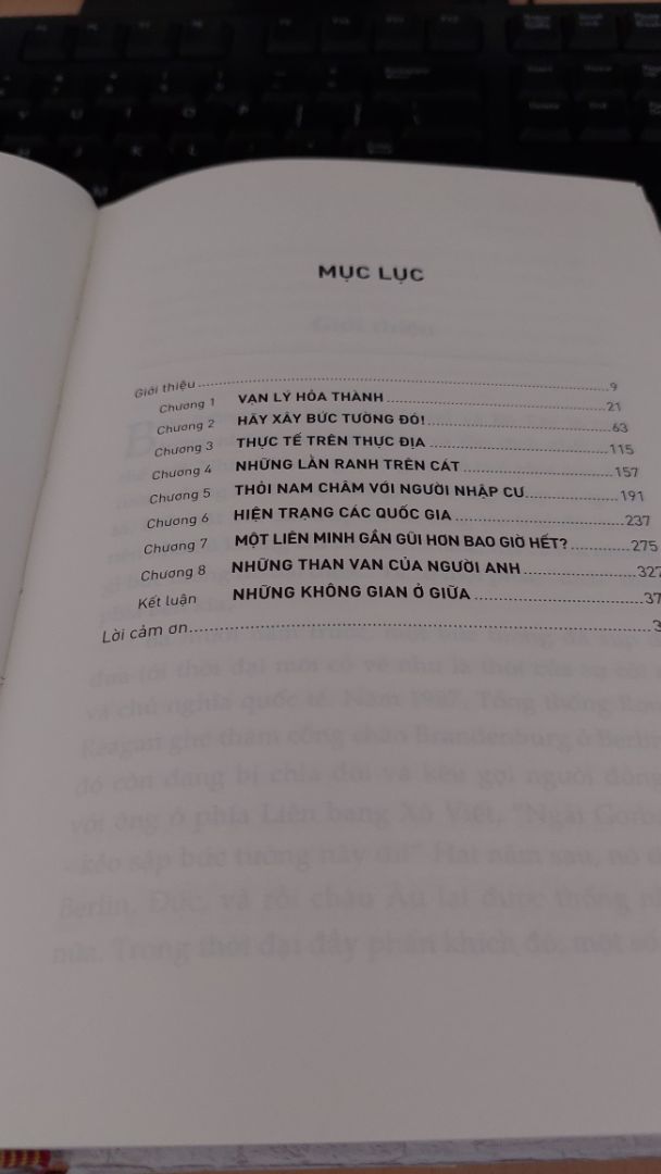 Tập hợp các tiểu luận khác của nhà báo Tim Marshall về những mâu thuẫn nội tại hiện hữu của các quốc gia hay khu vực từ Trung quốc, châu Âu, Hoa Kỳ cho đến Trung Đông, châu Phi hay Ấn độ. Một góc nhìn khác về những chia rẽ trong kỷ nguyên toàn cầu hóa. Cám ơn Nhã Nam.