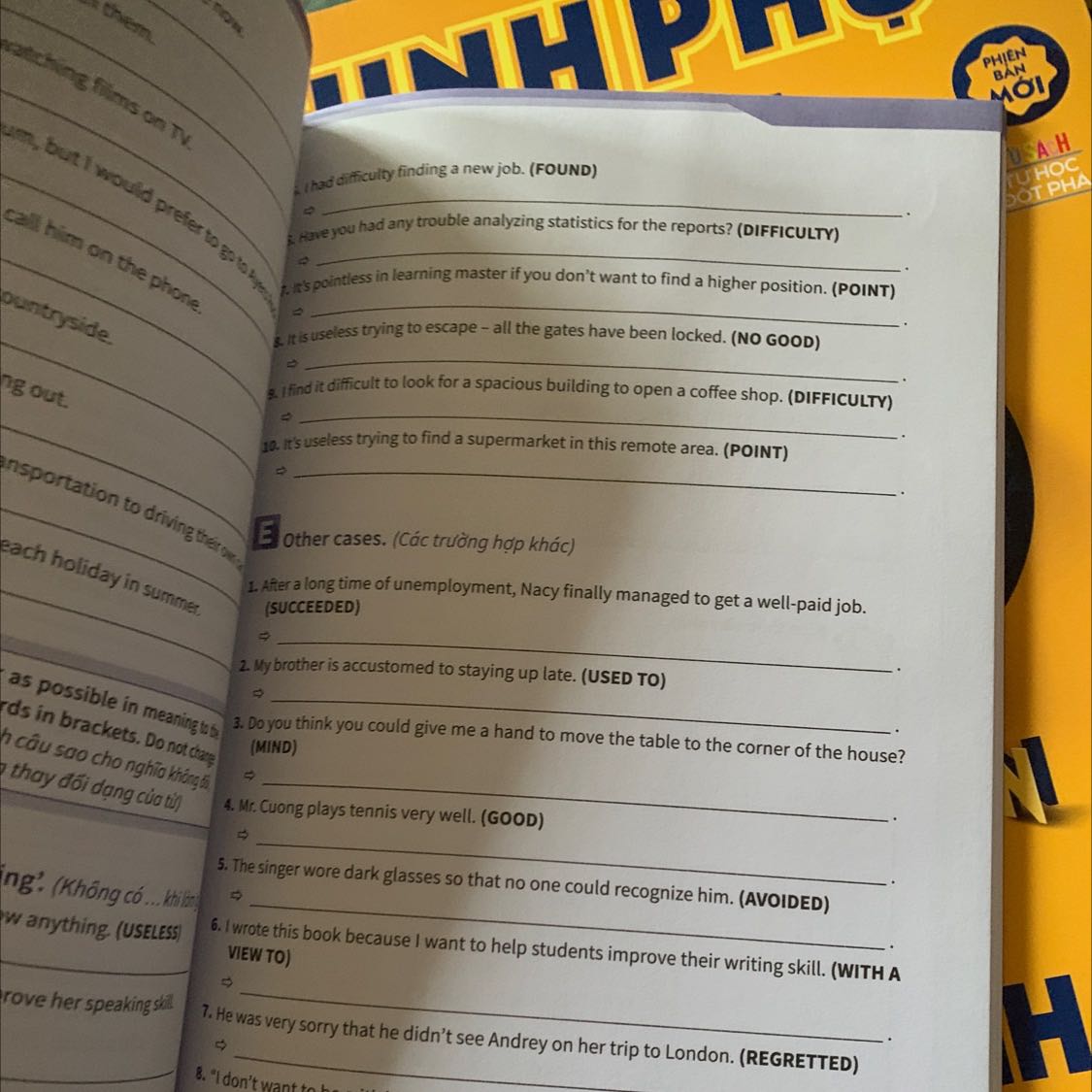 Sách như này nói chung cũng rẻ bìa in bóng nên khá thích có đáp án và giải thích rõ ràng nên không lo mình đang yếu phần này nhất nên mua sách này trước 🤭