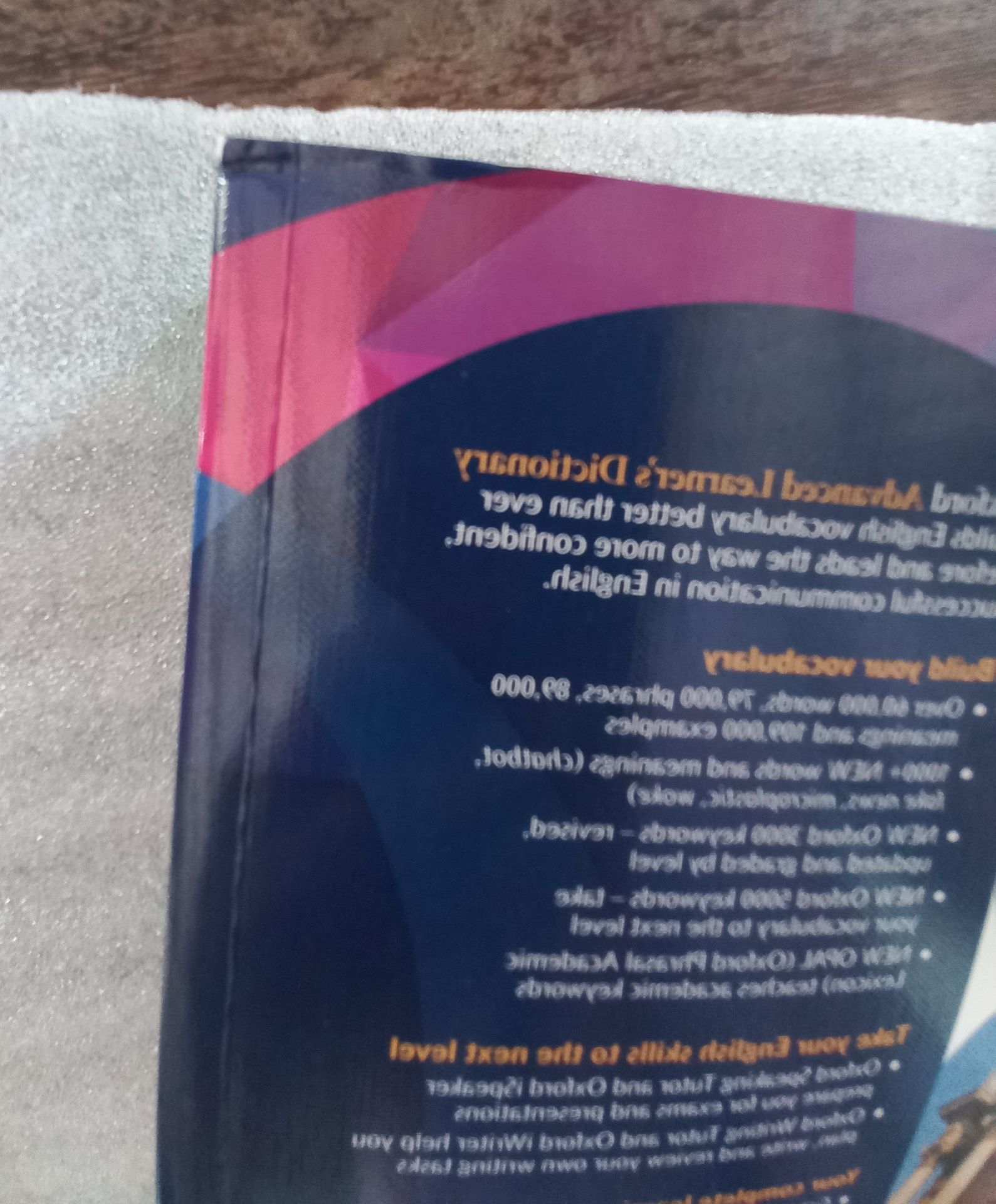 Tiki giao hàng nhanh 2 ngày là nhận đc hàng. Sách đóng gói đẹp, sách cũng đẹp tuy nhiên giấy sách mỏng lắm nhưng mà chất giấy sờ nó cứ đã tay sao í. Sách dày cực, có chỗ nhỏ xíu sách bị hơi nhăn góc tí