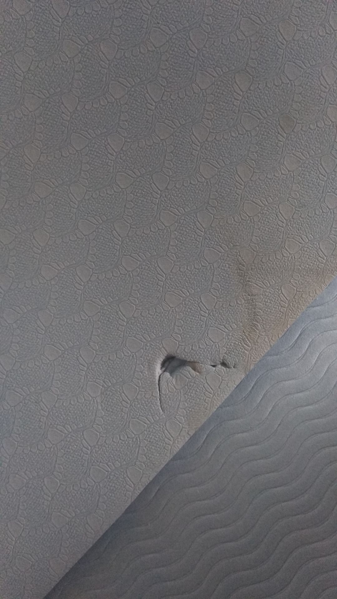 thảm vừa về bị dơ mép, đã vậy còn bị cái gì quẹt vào tróc 1 miếng cao su