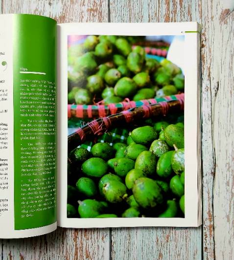 Cho đến ngày mình tìm thấy blog juicylife.vn của chị Huyền, mình hiểu hơn Juice không còn đơn thuần là nước ép cam, ép bưởi trước kia nữa mà nó là cả thế giới sắc màu được ép từ vô vàn những rau củ quả. Juice không đơn giản chỉ để giải khát nữa mà Juice là cách nhanh nhất và đơn giản nhất giúp cơ thể của mình khỏe hơn, tươi mới hơn với dinh dưỡng, vitamin và enzyme sống từ rau củ quả.
Nguyễn Huyền - Trưởng nhóm Chăm sóc khách hàng thương hiệu True Juice