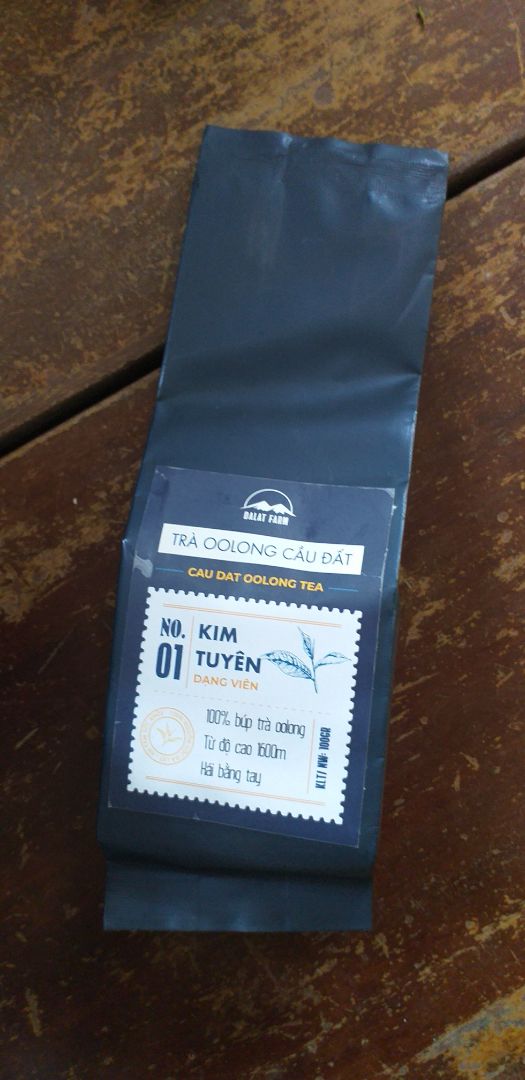 Mùi của trà rất thơm nhé. Nhưng vị của trà có vẻ như không được đậm đà cho lắm. Lần đầu ba mình châm trà này cho 2 cha con uống, mình khá ngạc nhiên và hỏi "nước này là nước thứ mấy vậy ba", ba mình nói nước thứ nhất mình nghe cũng hơi giật mình. Có lẽ mình uống trà đậm quen rồi nên khi hơi lạt mình thấy không được happy cho lắm. Sản phẩm này Tiki giao tốt nha, ai ở miền Nam đặt mua sẽ được giao sớm.