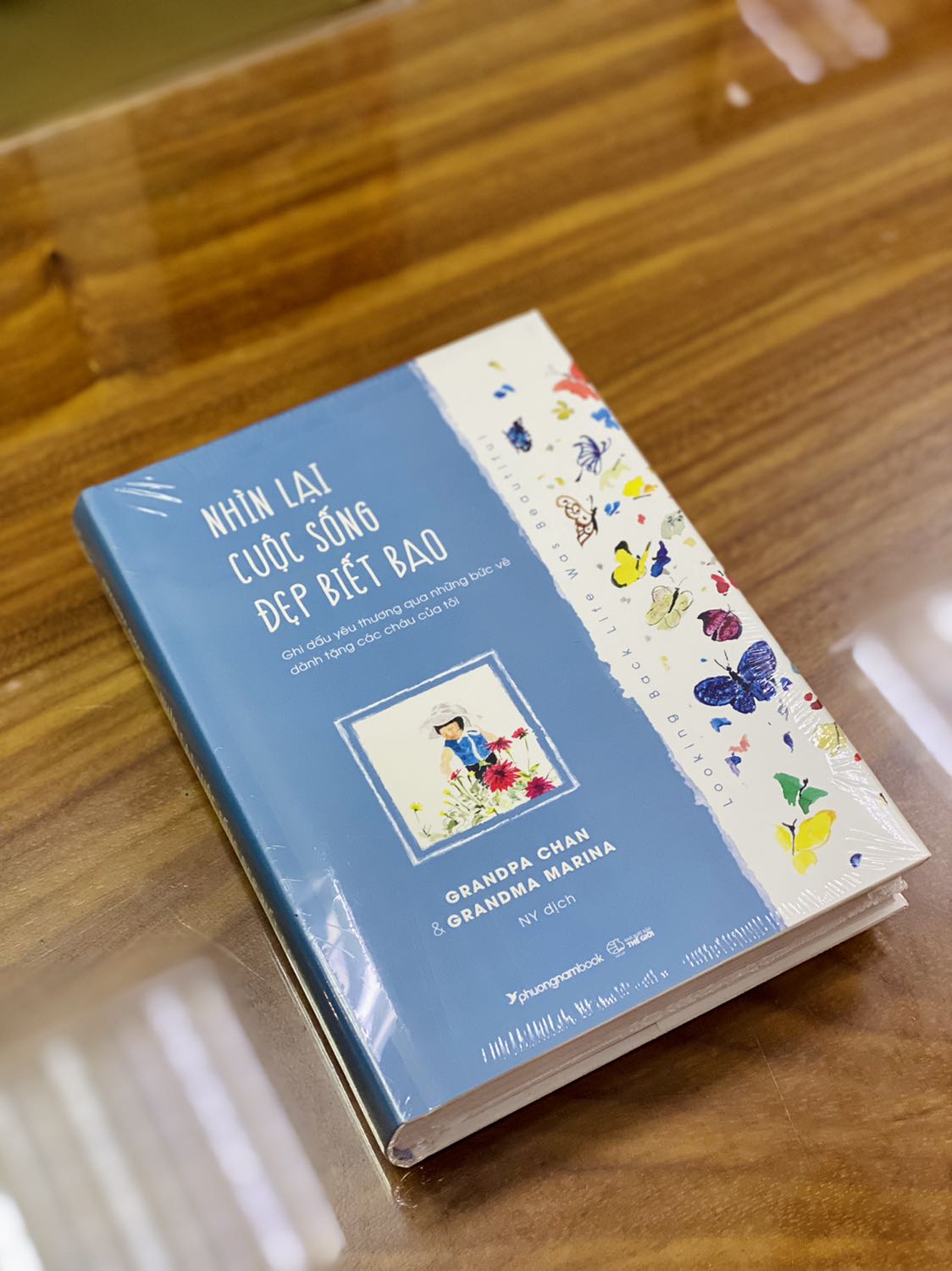 - Tiki giao hàng sớm hơn dự kiến. Phần đóng gói vẫn còn lỏng lẻo, hộp rỗng nhưng không có giấy chèn. Tuy nhiên  sách được bọc màng co phẳng phiu nên không bị hư hại gì. 
- Sách bìa cứng, khổ vừa, có áo bìa, được tặng kèm 1 bookmark như ảnh. Tên sách, tên tác giả và ảnh trên bìa in nổi rất đẹp mắt. Chất lượng giấy tốt và dày dặn. Sách in màu toàn bộ, hình minh họa đáng yêu. Nội dung sách là những câu chuyện dễ thương, tình cảm về các cháu được vẽ bởi ông bà Chan và Marina. 
- Giá mình mua không giảm nhiều so với giá bìa vì sách chỉ mới xuất bản vào tháng 05/2021. Nhìn chung mình cực kỳ hài lòng với chất lượng của sách cả về hình thức, nội dung và giá tiền.