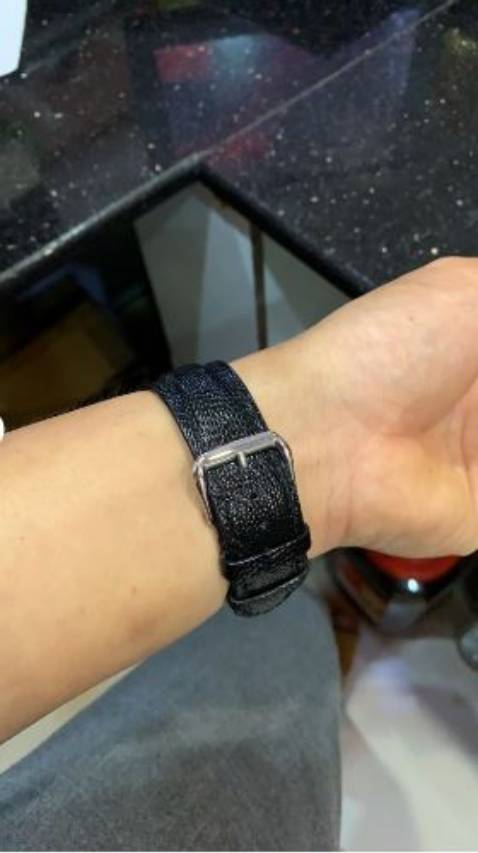 Dây mình mua về tự gắn rất dễ, da thấy đẹp, mềm đóng gói chắc chắn, thích nhất cái hợp đựng vs túi nhung rất sang trọng cứ nghĩ mua cái đồng hồ kkk. Tặng bộ tháo và 2 cốt nữa tâm lý ghê thanks shop sẽ ủng hộ thêm