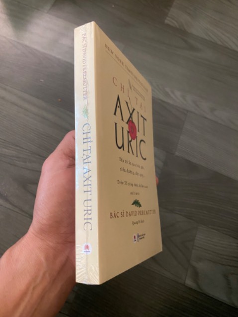 Nhìn cái hộp hơi quan ngại nhưng cũng may mở ra sách ko sao. Sách nguyên seal và ko cấn móp gì.