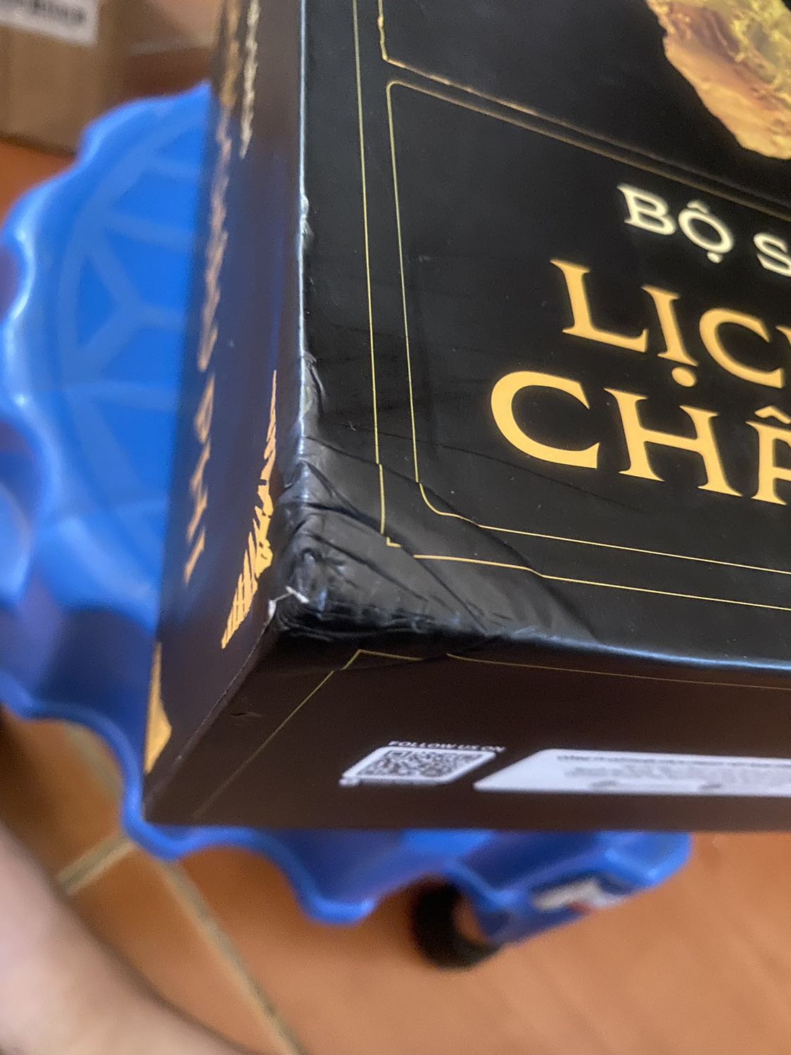 Mở ra thấy boxset bị mốt phía dưới, bên trên bị rách 1 đường . May sách bên trong không bị hư hao gì, mình thấy shop nên bọc thêm miếng lót cho sản phẩm để đỡ va đập hơn trong lúc vận chuyển.