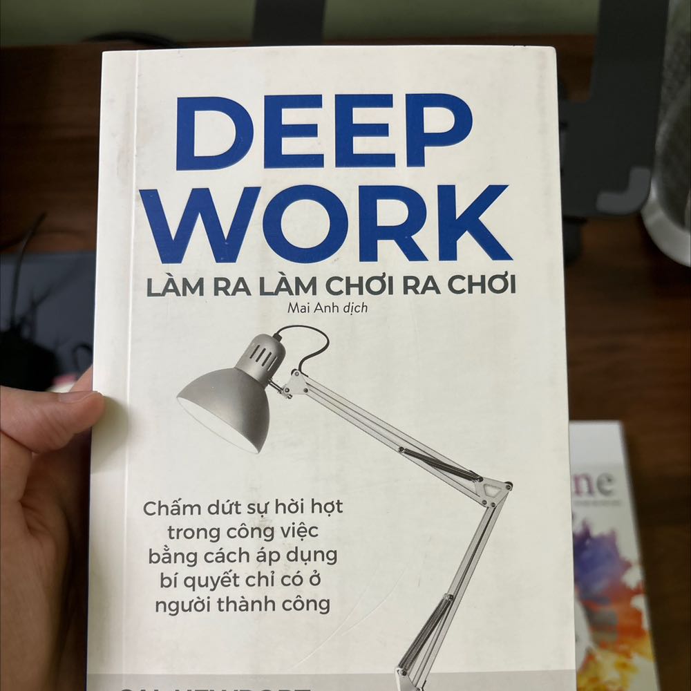 Sách cũ. Bìa sách bám bụi và bị hằn nhiều vết mờ. Sách giống như đã qua sử dụng