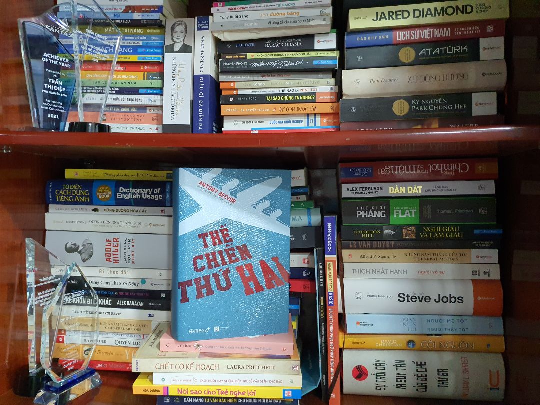 Sau những ngày vô cùng hồi hộp chờ đợi, cuối cùng mình cũng đã sở hữu được tác phẩm. Trong thời gian chờ đợi thì mình đã đọc 47 trang đọc trước của nhà phát hành, điều đó làm mình càng mong đợi tác phẩm này, một công trình vô cùng đồ sộ cả nghĩa đen lẫn nghĩa bóng.
Thế chiến thứ hai bắt đầu với cuộc xâm lược của Đức đối với Ba Lan ngày 1/9/1939, nhưng có lẽ khởi nguồn của nó bắt đầu từ nhiều năm trước, từ các cuộc xung đột, các khác biệt về ý thức hệ từ khắp các khu vực trên thế giới.
Một lượng kiến thức khổng lồ mình chưa từng tìm thấy và tiếp cận được trong bất cứ tác phẩm nào trước đây.
Một tác phẩm không thể bỏ lỡ, và càng đáng đọc để hiểu hơn về chiến tranh và xung đột hiện nay.