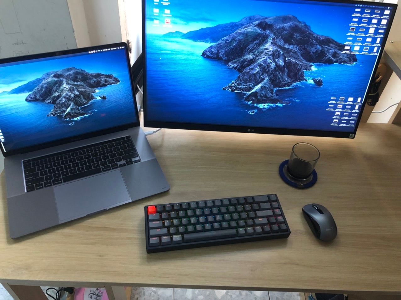 Nói là chuẩn VESA nhưng chưa chuẩn lắm, gắn màn hình LG UL850-W không vừa phải dùng máy cắt gọt bớt mới vừa. Chỉ gắn dc 3 ốc. Ốc thứ 4 bị lệch.

Muốn chỉnh nghiêng màn hình phải dùng lục giác để nới rồi siết lại, hơi bất tiện.
Còn lại thì ok, dùng dc. Bàn làm việc gọn hơn hẳn.