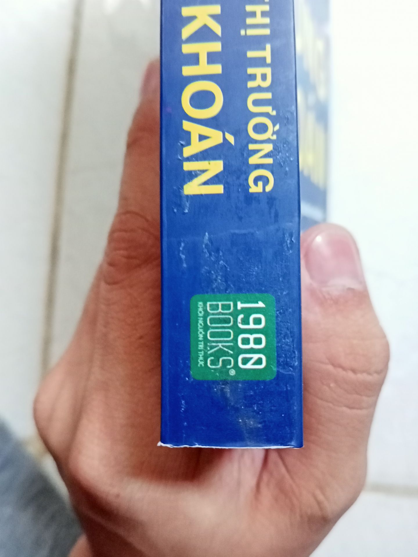 Tiki xử lý đơn hàng nhanh, giao hàng nhanh, đặt hàng khuya hôm trước mà chiều hôm sau đã có. Sách thì đẹp, chất lượng. Chưa đọc nên chưa đánh giá được nội dung sách.
Điểm trừ là không có một bọc chống sốc nào ở đây cả. Lần đầu mua sách của Tiki (nhà phân phối Tiki Trading), mò vào đọc từng comment của người mua trước, thấy nội dung thì bổ ích nên mua. Qua đó cũng có một số phản ánh sách bị méo mó, bị dính keo, có chỗ bị rách. Lần đầu đọc thì không tin đâu, cứ nghĩ là chắc thiếu sót gì ở đây rồi, Tiki Trading mà làm vậy thì ai còn có lần sau nữa. Nhưng khi nhận sách mới thấy một chữ thất vọng, quá tệ (hình ảnh sách bị móp méo), một cuốn thì không sao, đằng này đặt 3-4 cuốn một lượt (à cái này là một đơn luôn nha) mà không có một bọc chống sốc nào. Quá tệ. Cho 2* cho dịch vụ giao hàng nhanh.
Lần sau sẽ cân nhắc đến việc đổi nhà phân phối, thà đắt hơn một chút nhưng sách không bị sao cả. Dù gì khi bạn xuống tiền mua một cuốn sách thì chẳng dễ gì, đắng đo lắng mới đưa ra quyết định mua, mà mua thì cũng muốn trân trọng nó nên cần quyển sách thật như mới chứ không cần giao hàng nhanh mà sách bị như thế này đâu.
Hơi lủng củng. Mọi người đọc nên cân nhắc.