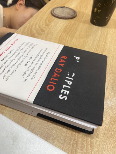 Rất dễ bung gáy. Bay chữ tên bìa