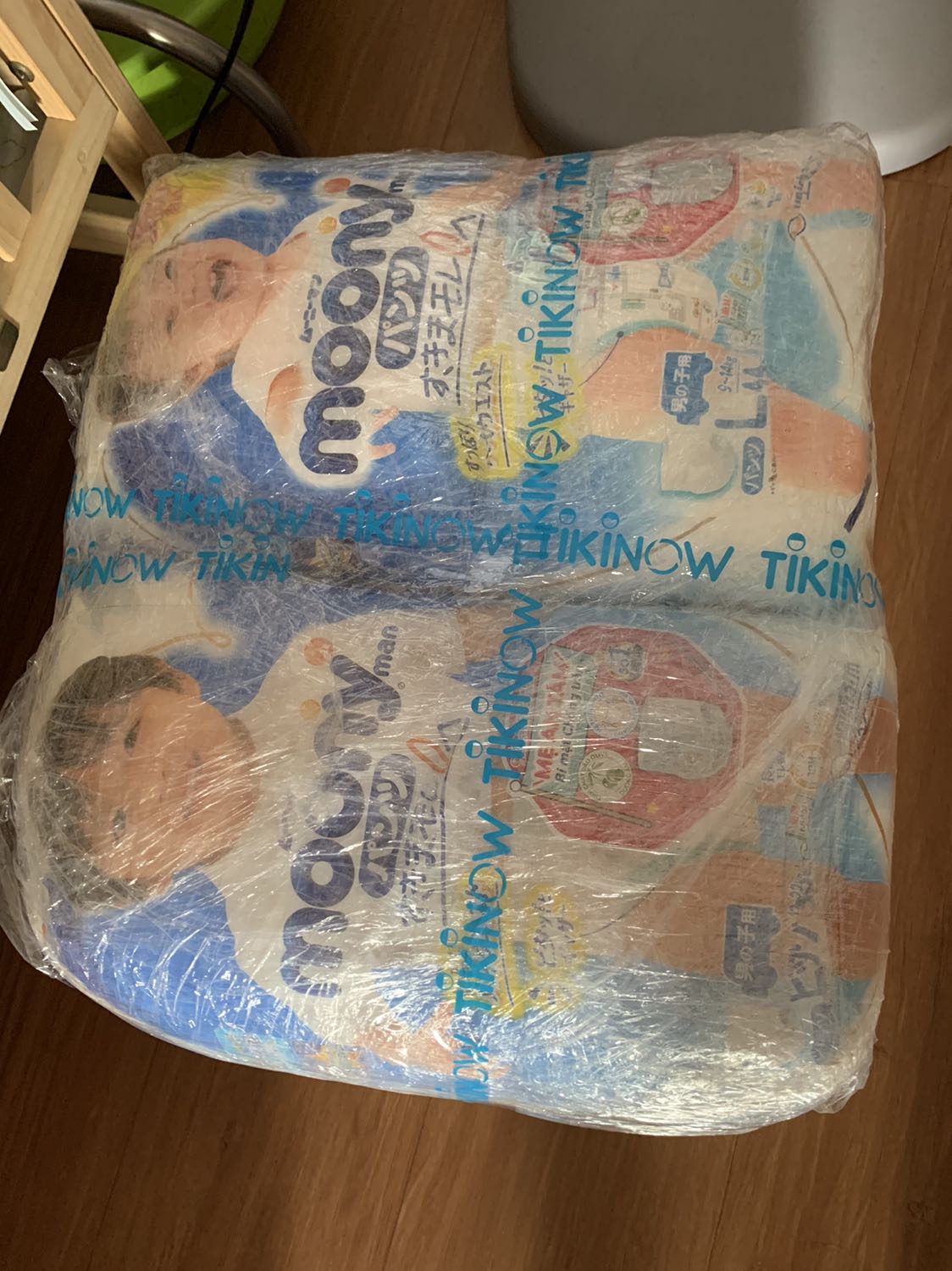 Nhà còn nhiều bỉm. Mà thấy moony có quà. Đặt 1199 mới tặng xe. Ráng thức tới 0h đặt hàng để lấy quà. Vô đặt trong giỏ hàng có hiện quà mới nhấn đặt hàng. Mà khi nhận thì không có. Tiki không hỗ trợ chức năng chat nên không nhắn hỏi được. Đề nghị xem lại đơn hàng đi ạ. Đơn đủ đk thì gửi kèm quà luôn chứ 😡