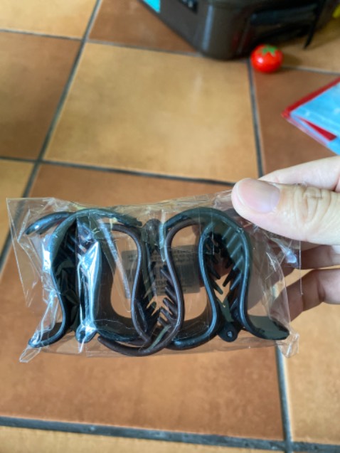 Kẹp cứng cáp, đẹp.
Có điều nói là giao 3 màu ngẫu nhiên, mình nghĩ rằng sẽ là 3 màu khác nhau hoàn toàn nhưng mà lại trùng 2 màu đen và 1 màu nâu.