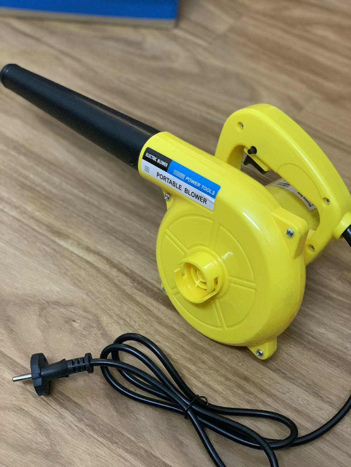 Máy cầm vừa tay, thao tác gọn. Thổi mạnh gớm, xem video nhé. Nãy mình có mở ra check thì lõi đồng như shop mô tả. 
Trước mua con máy 499k giờ cty muốn mua thêm nên thử mua máy này, bước đầu thấy cũng ngon như máy kia. Các bạn yên tâm mua nha.