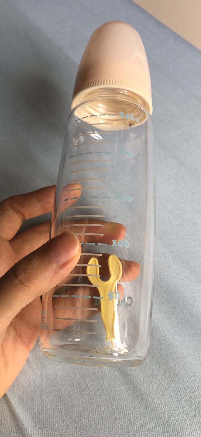 Mua tối hôm trc mà trưa hôm sau nhận đc luôn. Bình đẹp nên trả review luôn. Núm ti khá mềm, chưa dùng nên chưa biết bé có thích ko. Giá rẻ hơn nhiều shop bán bên ngoài