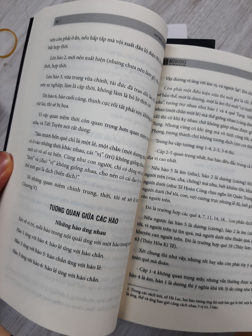 Đóng gói cẩn thận, trang sách ko bị lỗi rách hay cấn gì cả, nên mình cực ưng, về chất lượng thì sách này ngâm cứu kỹ và ai đã biết cách tính xem quẻ kinh dịch, rất hay. Đóng gói cẩn thận, trang sách ko bị lỗi rách hay cấn gì cả, nên mình cực ưng, về chất lượng thì sách này ngâm cứu kỹ và ai đã biết cách tính xem quẻ kinh dịch, rất hay.