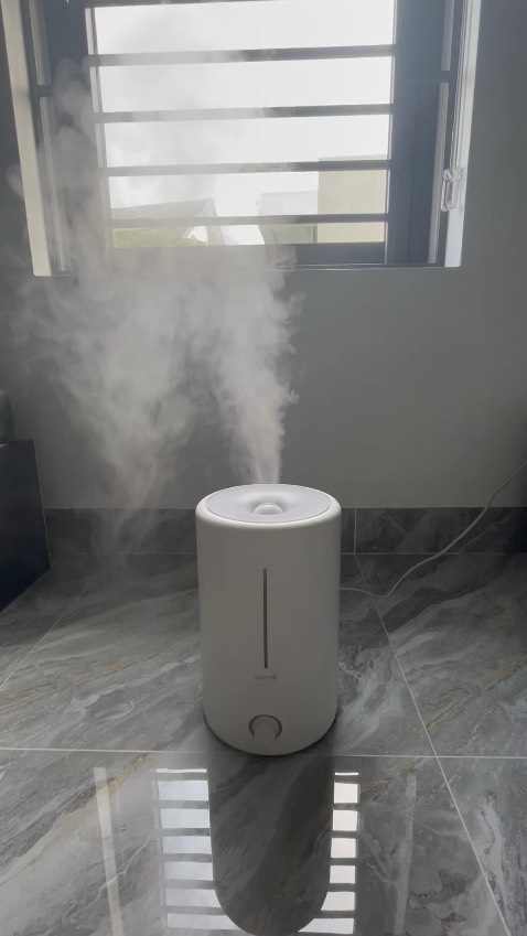 Phun sương đều và không bị ướt sàn như máy trước mình sử dụng. Có thể điều chỉnh độ lớn nhỏ của máy. Độ bền thì chưa biết. Phun sương đều và không bị ướt sàn như máy trước mình sử dụng. Có thể điều chỉnh độ lớn nhỏ của máy. Độ bền thì chưa biết.