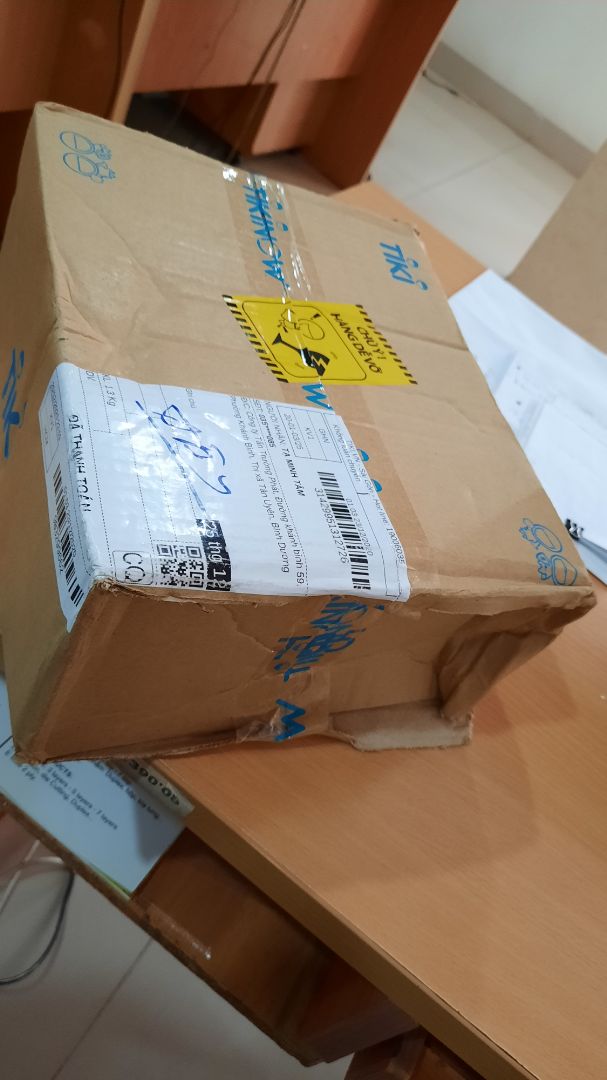 hàng dễ vỡ có cảnh báo và cái hộp thực sự trái ngược nhau, ai mà an tâm lần sau cho nổi mà mua hàng.