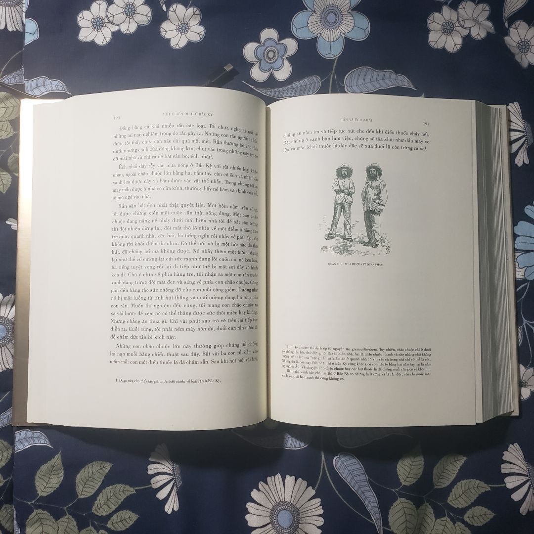 Mình mua giảm giá nên chỉ 212k. Tiki vẫn chưa chịu cải thiện cách đóng gói các đơn sách, chỉ bỏ vào hộp và gửi nên bị móp méo, bìa thì xước rất xót. Về nội dung thì đây là một cuốn sách rất có giá trị tham khảo qua góc nhìn của một bác sĩ Pháp về Việt Nam những năm 1884-1886. Sách in bằng giấy rất dày, sờ cực thích. Lề ngoài NXB để thừa hơi nhiều. Mình để ý các quyển của Đông A đều thiết kế size ngoại cỡ nên phải đặt nằm trên các giá sách nhỏ, khá là bất tiện. Tóm lại là sách rất đáng tiền cho các bạn nào yêu thích khám phá về đất nước và con người Việt Nam.