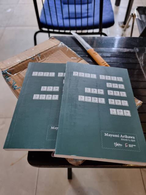 Đặt 1 quyển, mà bấm nhầm thành 2 quyển. Giờ phải làm gì đây?😭 . Ai có nhu cầu mua lại inbox mình nha, để lại rẻ thôi: 40k. Không chín không chín tám chín tám một ba một. Mình ở Biên Hoà, chỉ giao ở Bình Dương và Sài Gòn thôi. Đặt 1 quyển, mà bấm nhầm thành 2 quyển. Giờ phải làm gì đây?😭 . Ai có nhu cầu mua lại inbox mình nha, để lại rẻ thôi: 40k. Không chín không chín tám chín tám một ba một. Mình ở Biên Hoà, chỉ giao ở Bình Dương và Sài Gòn thôi.