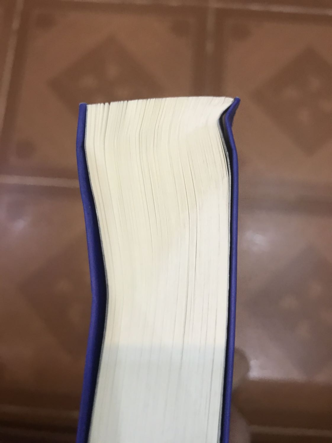 Warning: Mình rate 5* là vì mình rất thích chủ đề và nội dung sách này, chứ không hài lòng về việc sách bị cong nghiêm trọng.
 Thực sự mình rất mong chờ cuốn sách này, đã nhiều lần mình muốn mua nó nhưng bây giờ mới có dịp. Từ lúc hoàn thành đặt sách trên Tiki mình đã rất hào hứng rồi ấy :(((( Nhưng hôm nay nhận được sách thì sách khá bụi, và bị cong khá nghiêm trọng như hình. Mình nghĩ không phải do bên vận vì hộp đựng okie và cuốn sách còn lại mình mua vẫn ổn. Đối với một đứa rất nâng niu sách như mình, cũng như tình cảm mình dành cho cuốn sách thì, thực sự mình khá thất vọng ạ. Không biết có được tính là lâu không nhưng mà mình cũng "iu đương" với Tiki từ 2017 rồi, và lần này Tiki làm mình tưk cái lồng ngực ghê á ?