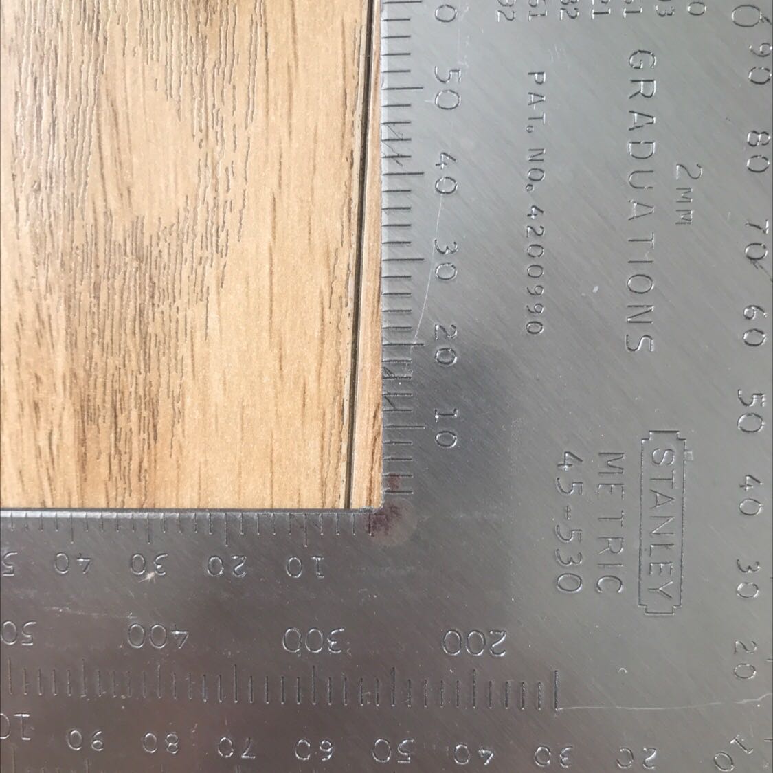 thước giao bị trầy và rỉ sét