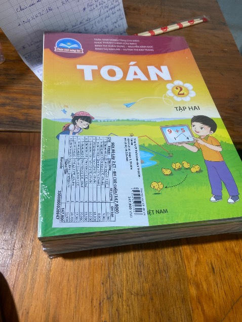 Đầy đủ sách trong bộ sách đã niêm yết, được tặng bánh