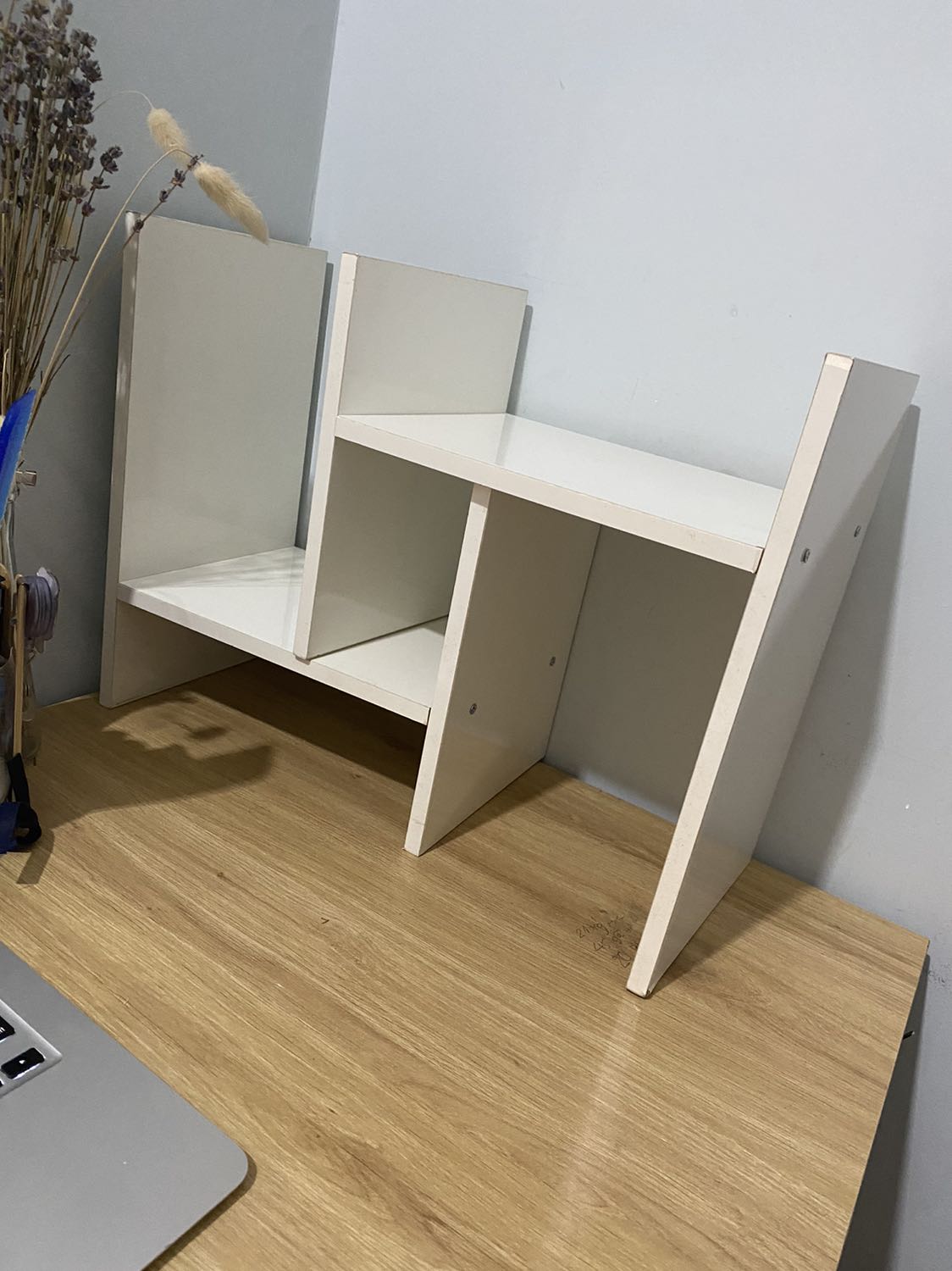 Sản phẩm đóng gói tốt. Rất chắc chắn. Ốc vít độ lệch ít. Mình đặt màu gỗ. Nhưng shop giao sai màu. Mình k hài lòng vì nó o hợp với bàn học của mình. Nhưng khi phản hồi thì shop trả lời nhanh và có xin lỗi mong được thông cảm không hoàn lại vì dịch sẽ làm cho sản phẩm giao lâu. Mọi người có thể mua sản phẩm này. Nó khá chắc chắn và phù hợp với gía tiền