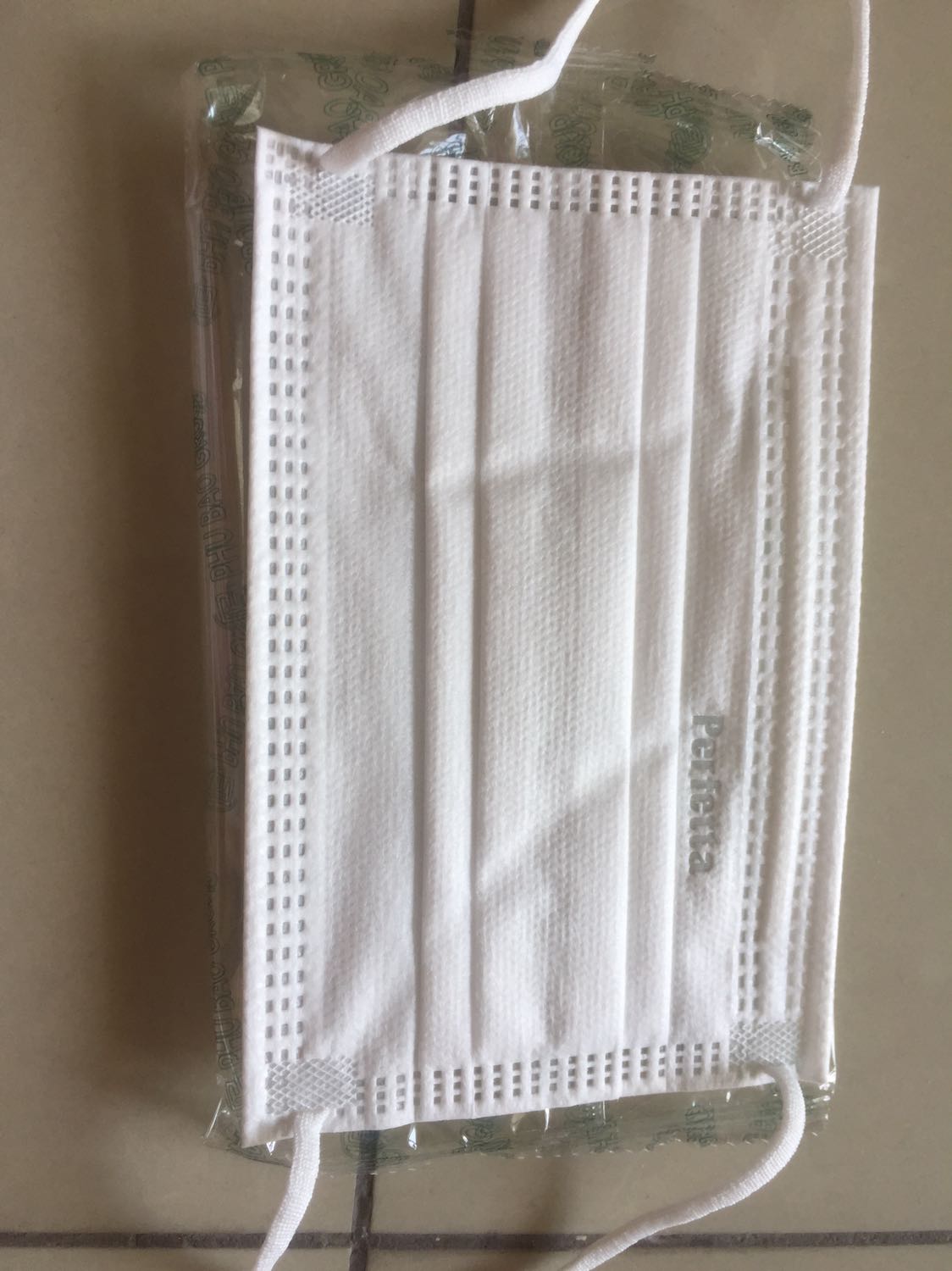 Mẫu mới nhìn không tinh tế. Không đẹp, đeo không ôm sát mặt như mẫu củ.