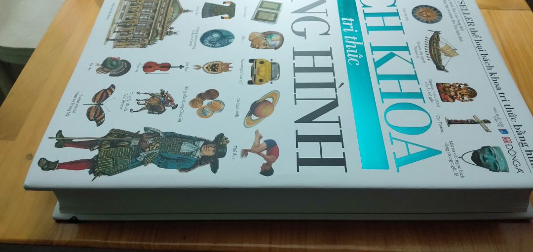 Sách đẹp lung linh, khi nhận hàng mình rất bất ngờ luôn á. Mới đặt hôm 11.1 mà 12.1 đã nhận được rồi (mình ở tỉnh lẻ ấy nhé). Dành 5* cho nhà Cá chép vì gói hàng rất có tâm, quyển sách không bị hư hại chút nào luôn 😊😊😊