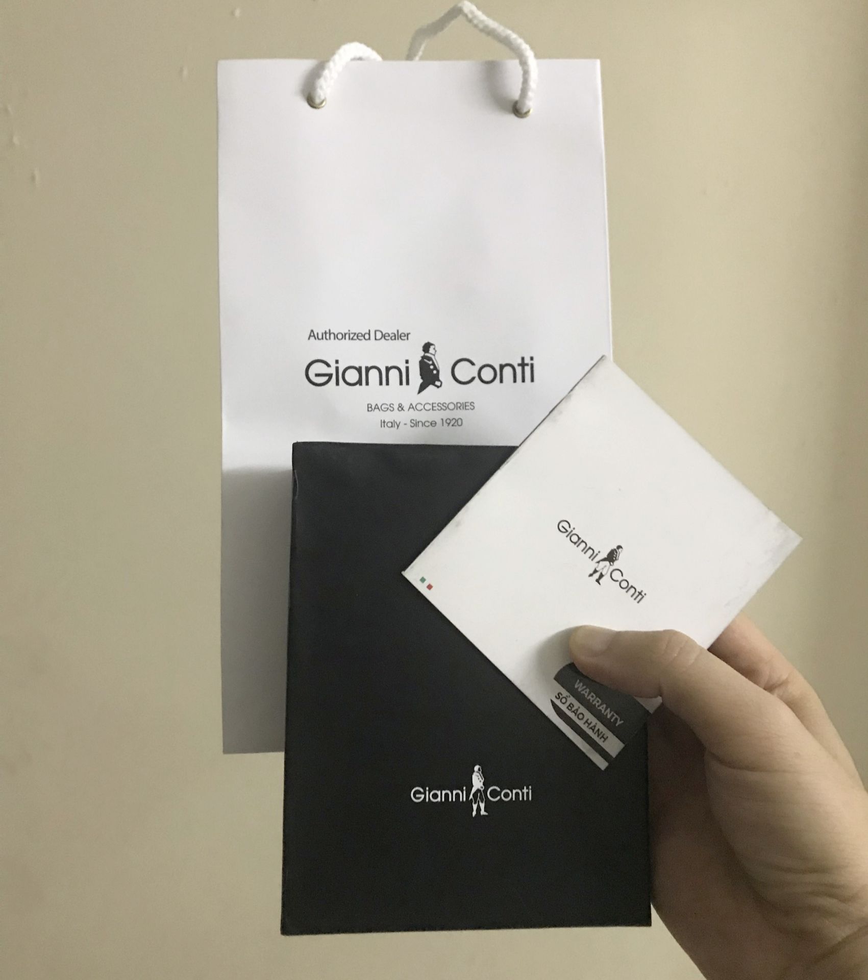 Tuyệt vời! sản phẩm giống hình lại còn có kèm sổ bảo hành và hộp giấy rất sang trọng.