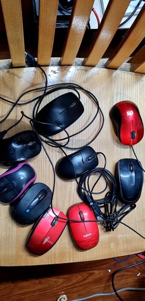 Hàng chính hãng. Giao hàng nhanh giá hợp lý. Điiemr yếu của dòng chuột này là cáp hơi cứng trẻ em dùng hay vặn cap và hỏng cáp